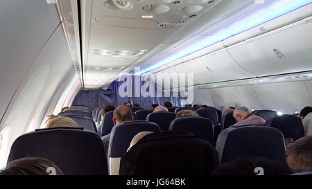 Passagiere im Flugzeug Flugzeug jet Sitze Stockfoto