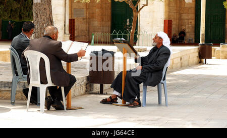 Drei senior Muslime beten und lesen Sie den Koran Stockfoto