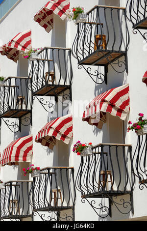 Mediterranen Stil Hotel mit Vordächer Balkone. Stockfoto