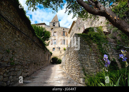 Mittelalterliche Dorf Crestet in der Provence Stockfoto