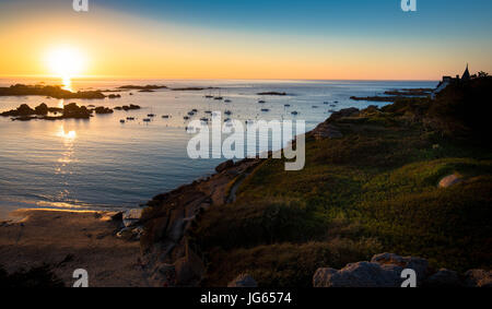 Sonnenuntergang am Strand Munitionsdepot in der Bretagne Stockfoto