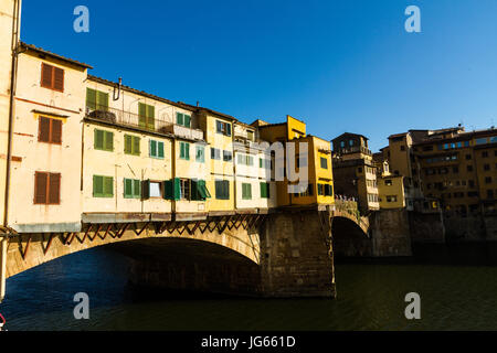 Italien – APRIL 16: Ponte Veccio-Brücke, Abendlicht am 16. April 2017 in Florenz Stockfoto