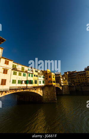 Italien – APRIL 16: Ponte Veccio-Brücke, Abendlicht am 16. April 2017 in Florenz Stockfoto