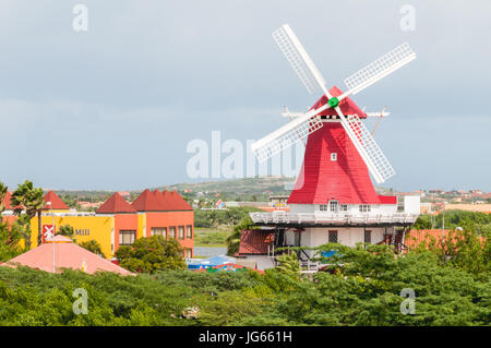 PALM BEACH, ARUBA - 3. Dezember 2008: Die legendären alten holländischen Windmühle im Palm Beach in der Nähe von Oranjestad auf der Karibik-Insel Aruba. Palm Beach ist das pop Stockfoto