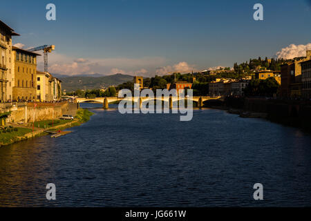 Italien – APRIL 16: Ponte Veccio-Brücke, Abendlicht am 16. April 2017 in Florenz Stockfoto