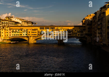 Italien – APRIL 16: Ponte Veccio-Brücke, Abendlicht am 16. April 2017 in Florenz Stockfoto