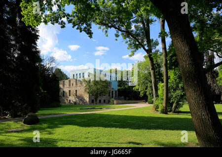 Haus Weitmar Mit Kubus Im Schlosspark, Kunstmuseum, Situation Kunst, Kunstsammlung der Ruhr-Universität Bochum, Bochum-Weitmar, Ruhrgebiet, Nordrhein-Westfalen Stockfoto