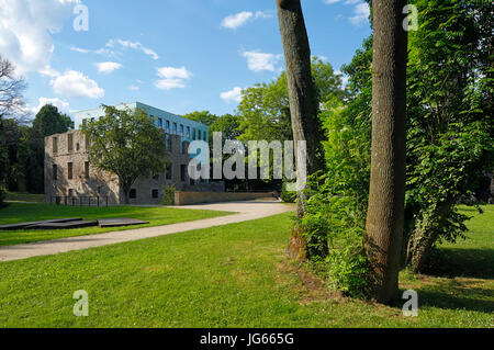 Haus Weitmar Mit Kubus Im Schlosspark, Kunstmuseum, Situation Kunst, Kunstsammlung der Ruhr-Universität Bochum, Bochum-Weitmar, Ruhrgebiet, Nordrhein-Westfalen Stockfoto