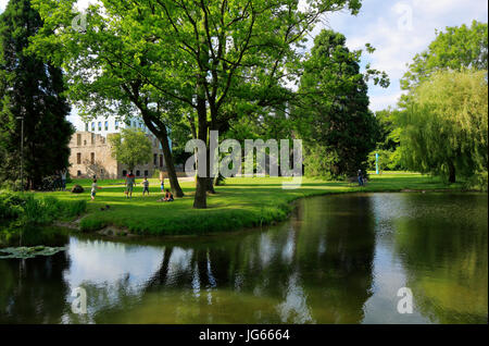 Haus Weitmar Mit Kubus Im Schlosspark, Wasserschloss, Kunstmuseum, Situation Kunst, Kunstsammlung der Ruhr-Universität Bochum, Bochum-Weitmar, Ruhrge Stockfoto