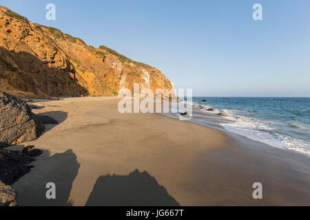 Am Nachmittag Blick auf einsamen Pirates Cove Strand am Point Dume State Park in Malibu, Kalifornien. Stockfoto