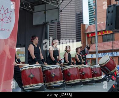 Eine Performance von der Mitternacht Taiko Trommelgruppe während Kanada Day Feierlichkeiten in Calgary, Alberta Stockfoto