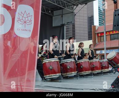 Eine Performance von der Mitternacht Taiko Trommelgruppe während Kanada Day Feierlichkeiten in Calgary, Alberta Stockfoto