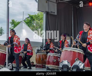 Eine Performance von der Mitternacht Taiko Trommelgruppe während Kanada Day Feierlichkeiten in Calgary, Alberta Stockfoto