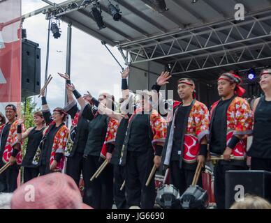 Eine Performance von der Mitternacht Taiko Trommelgruppe während Kanada Day Feierlichkeiten in Calgary, Alberta Stockfoto