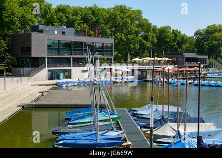 Bootshafens Und Aaseeterrassen Mit Restaurant am Aasee von Münster, Westfalen, Nordrhein-Westfalen Stockfoto