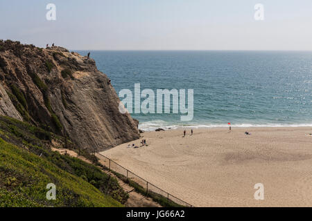 Malibu, Kalifornien, USA - 29. Juni 2017: Blick auf Felsen klettern am Strand nach Westen unter Punkt Dume State Park. Stockfoto