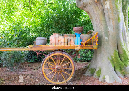 Antiker Wagen mit Gerichten in alten englischen Garten. Stockfoto