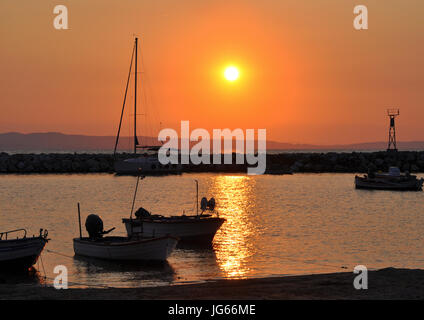 Sonnenaufgang im Hafen von Nea Fokea in Chalkidiki Griechenland Stockfoto