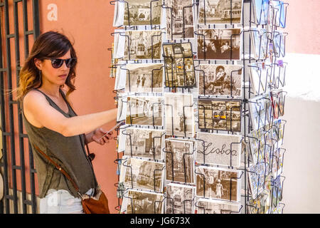 Junge Frau Wahl Postkarten in der Stadt Lissabon - Lissabon - PORTUGAL Stockfoto