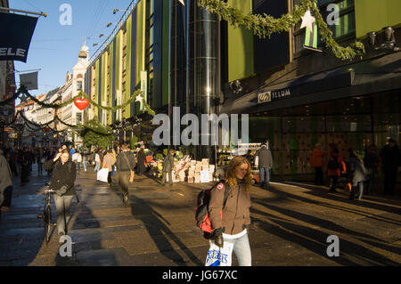 Dänemark, Kopenhagen, Kobmagergade zu Weihnachten. Stockfoto