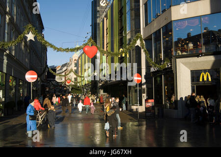 Dänemark, Kopenhagen, Kobmagergade zu Weihnachten. Stockfoto