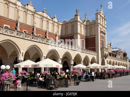 Die Renaissance-Tuchhallen (Sukiennice) im Hauptmarkt, Krakau, Polen Stockfoto