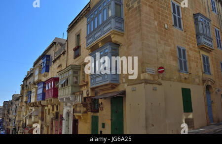 Stil-Altbau in der Altstadt von Valletta, Malta Stockfoto