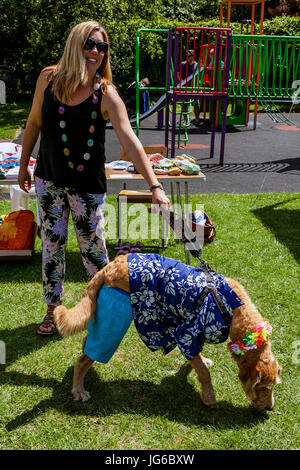 Menschen vor Ort mit ihren Haustieren warten, zur Teilnahme an einer Kostüm-Hundeausstellung in Kingston Dorffest, Kingston, East Sussex, UK Stockfoto
