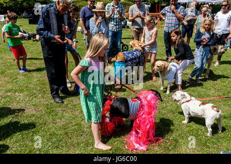 Kinder mit ihren Haustieren nehmen Teil In einer Fancy Dress-Hundeausstellung in Kingston Dorffest, Kingston, East Sussex, UK Stockfoto