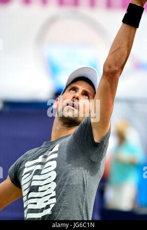 Novak Djokovic (Serbien) für die Praxis-Gerichte in Devonshire Park, Eastbourne, während des Turniers 2017 Aegon International Stockfoto