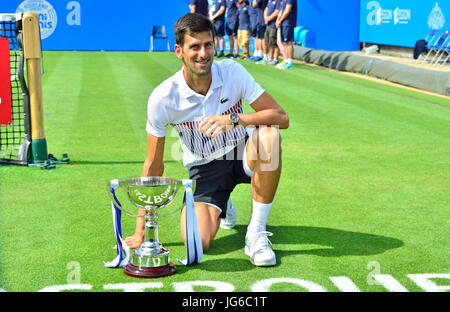 Novak Djokovic (Serbien) am Gericht mit der Trophäe nach dem Sieg im Finale der Aegon International in Devonshire Park, Eastbourne, 1. Juli 2017 Stockfoto