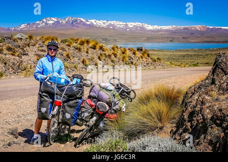 Frau Radfahrer eine Pause während der Reise in Patagonien, Argentinien bereisen Stockfoto