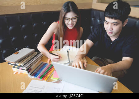 Frauen Freundschaft Brainstorming-Konzept zu studieren. Stockfoto