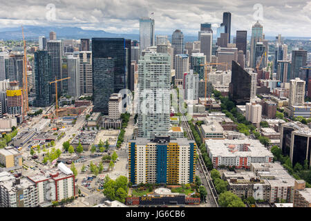 Blick auf die Innenstadt von Seattle von der Space Needle an einem bewölkten Tag Stockfoto