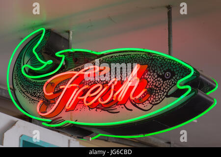 Nahaufnahme der Leuchtreklame für frischen Fisch am Pike Place Market in Seattle, Washington Stockfoto