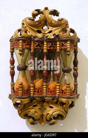 Kanzel Sanduhr, Breinum in der Nähe von Hildesheim, späten 1600er Jahren, Holz mit grünem Glas, gefüllt mit roten Sand - Museum Schnütgen - Köln, Deutschland - DSC09937 Stockfoto