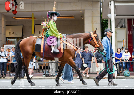 Junge in traditioneller Kleidung. Kyoto, Gion Matsuri Festival Prozessionen Gottes schwebt. Eines der bekanntesten Festivals in Japan. Stockfoto