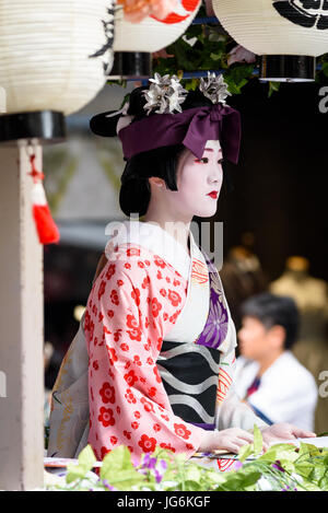 Geisha in traditioneller Kleidung. Kyoto, Gion Matsuri Festival Prozessionen von Schwimmern mit Geisha. Eines der bekanntesten Festivals in Japan. Stockfoto