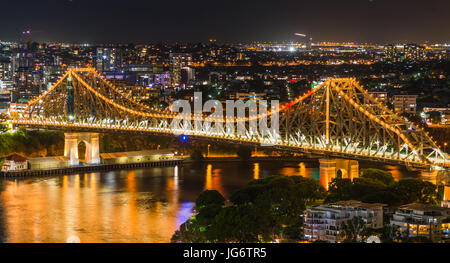 Story Bridge beleuchtet nach Einbruch der Dunkelheit, Brisbane, Australien Stockfoto