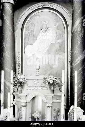 Diese Innenansicht der Stiftskirche St. Maria und St. Alexius in Tum, die von Wlodzimierz Pfeiffer erfasst wurde, zeigt die architektonischen und künstlerischen Merkmale dieser mittelalterlichen Kirche in Polen. Sie unterstreicht die historische Bedeutung des Bauwerks der Kirche und ihre Rolle im lokalen Erbe. Stockfoto