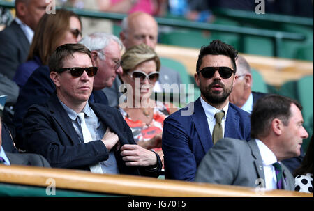 Sam Spruell (links) und Dominic Cooper in der royal Box auf dem Centrecourt am ersten Tag der Wimbledon Championships in The All England Lawn Tennis and Croquet Club, Wimbledon. Stockfoto