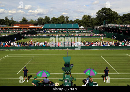 Gesamtansicht der Aktion auf den äußeren Plätzen am ersten Tag der Wimbledon Championships in The All England Lawn Tennis and Croquet Club, Wimbledon. Stockfoto