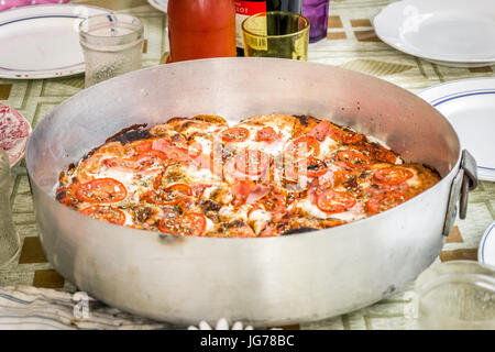 Leckere frische hausgemachte Pizza auf italienische Tisch Stockfoto