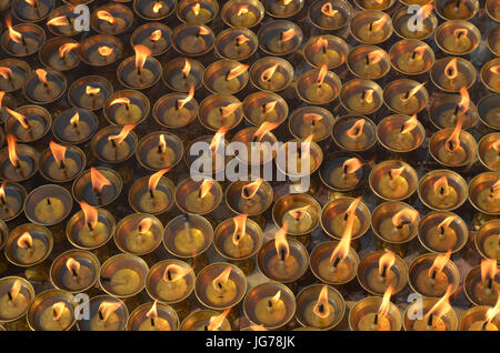 Viele brennende Öl Leuchten Kerzen leuchten in buddhistischen Tempel - große Stupa Bodnath in Kathmandu, Nepal. Stockfoto