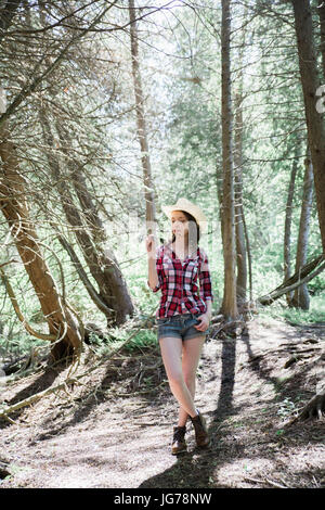 Eine junge blonde Frau hker entspannend auf einem Trail Stockfoto