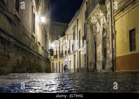 Straße in Brindisi bei Nacht mit verschwindenden paar, Apulien, Italien Stockfoto