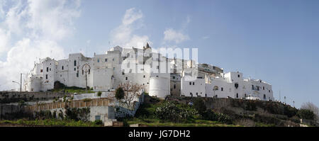 Panorama der weißen Stadt Ostuni, Apulien, Italien Stockfoto