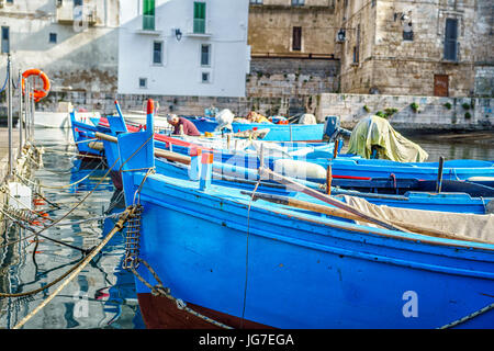 Blauen Boote im Hafen von Monopoli, Apulien, Italien Stockfoto