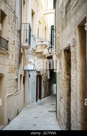 Charmante leere Straße Monopoli, Apulien, Italien Stockfoto