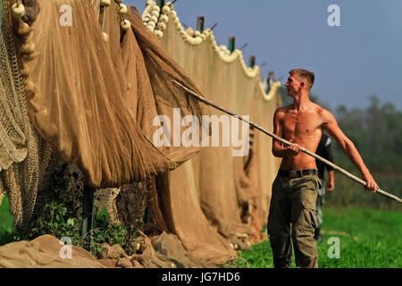 Arbeitnehmer ist die Vorbereitung der Fischernetze aus Fischteich in Crna Mlaka Stockfoto